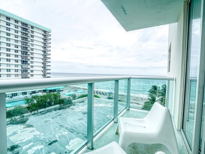 2 Bedroom apt in Hollywood