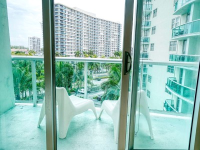 Apt One Bedroom in Hollywood
