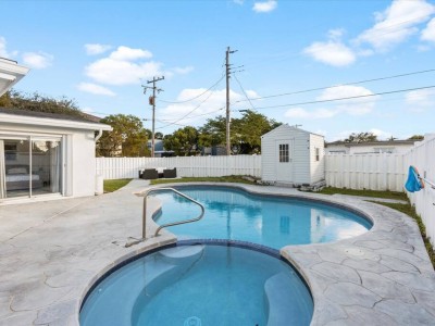 4 bedroom 2 bath villa beautiful pool